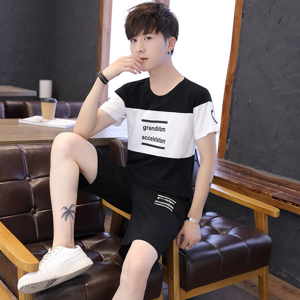 Vīriešu ikdienas komanda ar uzrakstiem un īsām piedurknēm vairākās krāsās