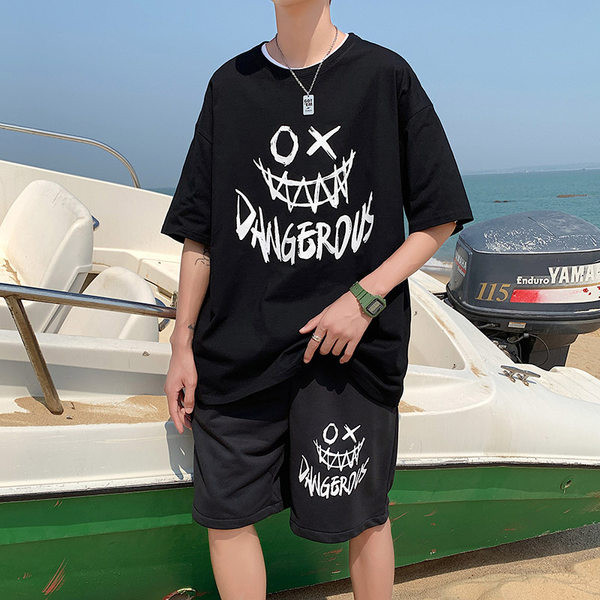 Suvine komplekt meestele - laia lõikega T-särk ja lühikesed püksid