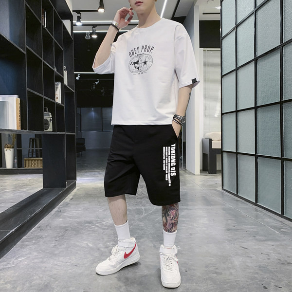 Sporta un ikdienas vīriešu T-kreklu komplekts ar aplikāciju un šortiem