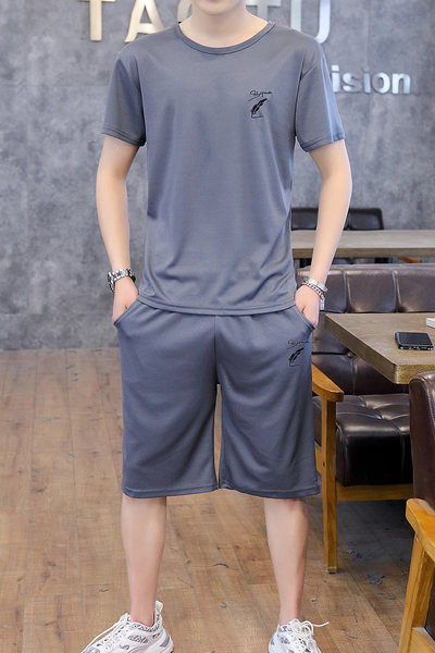 Meeste spordimeeskond T-särgist ja lühikestest pükstest