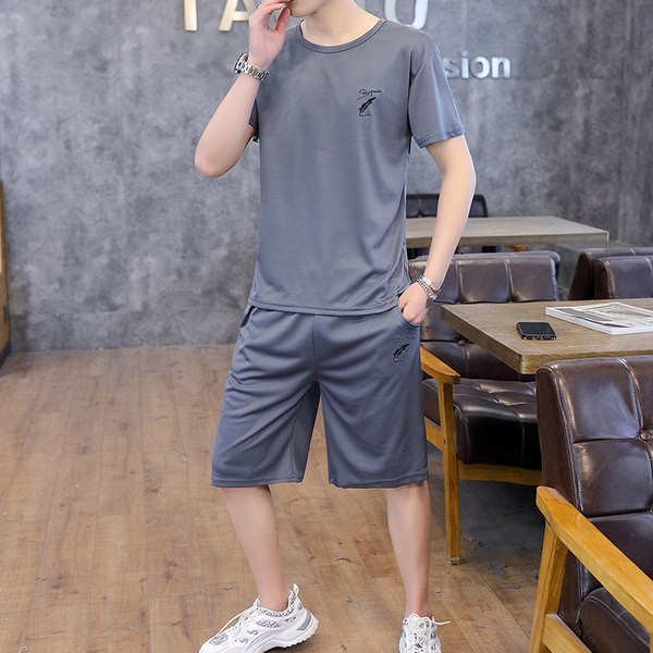 Meeste spordimeeskond T-särgist ja lühikestest pükstest