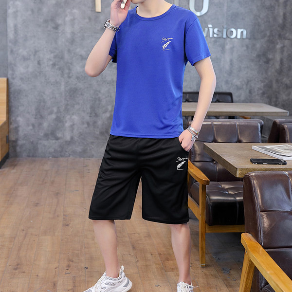 Meeste spordimeeskond T-särgist ja lühikestest pükstest