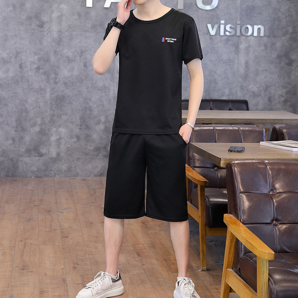 Meeste spordimeeskond T-särgist ja lühikestest pükstest