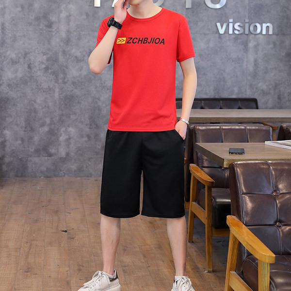 Meeste spordimeeskond T-särgist ja lühikestest pükstest