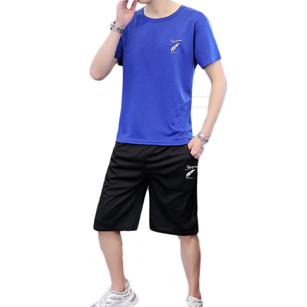 Meeste spordimeeskond T-särgist ja lühikestest pükstest