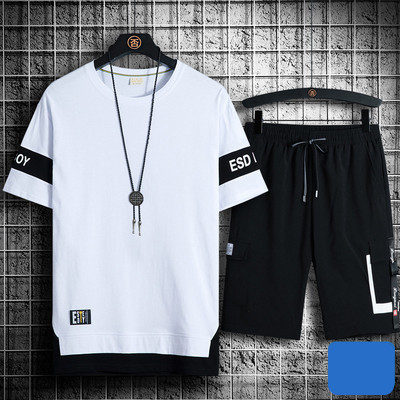 Vīriešu sporta komanda divās daļās ar īsām piedurknēm un uzrakstu