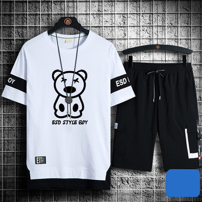 Vīriešu sporta komanda divās daļās ar īsām piedurknēm un uzrakstu