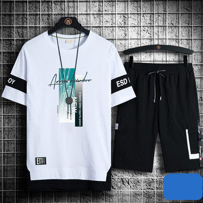 Vīriešu sporta komanda divās daļās ar īsām piedurknēm un uzrakstu