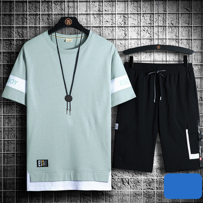 Vīriešu sporta komanda divās daļās ar īsām piedurknēm un uzrakstu