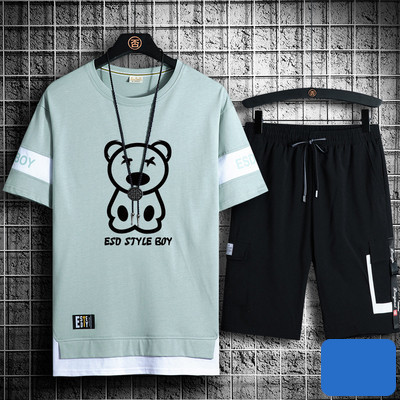 Vīriešu sporta komanda divās daļās ar īsām piedurknēm un uzrakstu