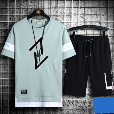 Vīriešu sporta komanda divās daļās ar īsām piedurknēm un uzrakstu