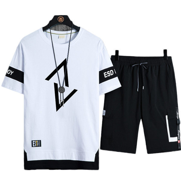 Vīriešu sporta komanda divās daļās ar īsām piedurknēm un uzrakstu