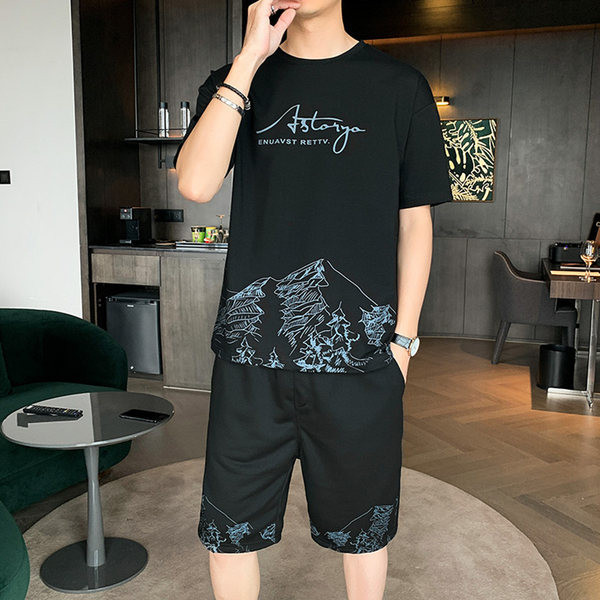 Mūsdienīgas vīriešu komandas ar uzrakstiem dažādās krāsās