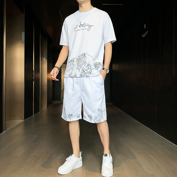 Mūsdienīgas vīriešu komandas ar uzrakstiem dažādās krāsās