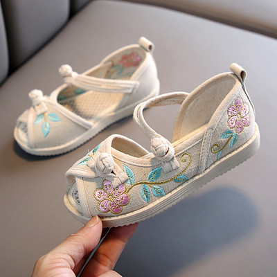 Tikitud lilledega lahtised lastejalatsid