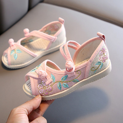 Tikitud lilledega lahtised lastejalatsid