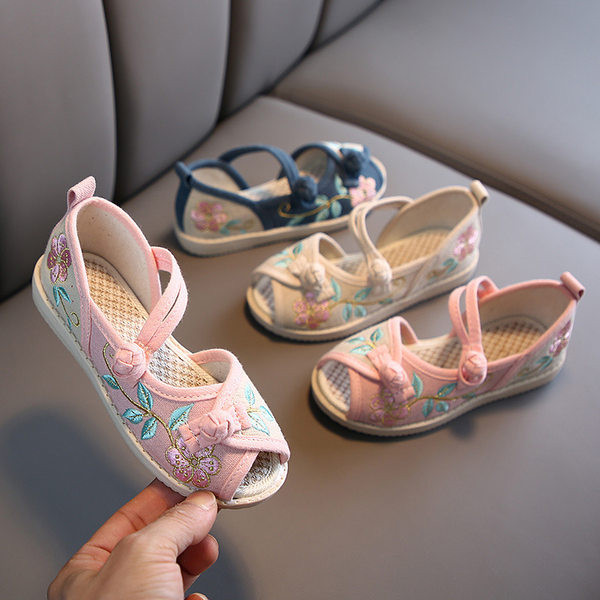 Tikitud lilledega lahtised lastejalatsid