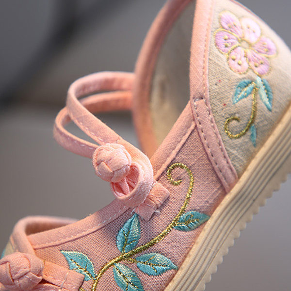 Tikitud lilledega lahtised lastejalatsid