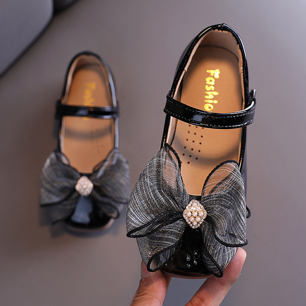 Mūsdienīgi bērnu apavi ar lenti un plakanu zoli