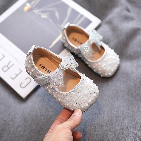 Moodsad paela ja pärlitega lastejalatsid