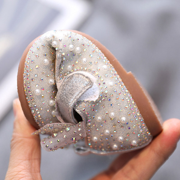 Moodsad paela ja pärlitega lastejalatsid