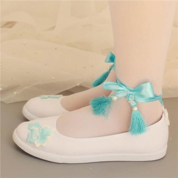 Moderne dječje cipele s vezicama i resicama