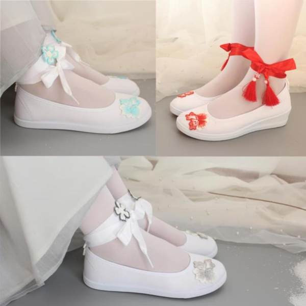 Moderne dječje cipele s vezicama i resicama