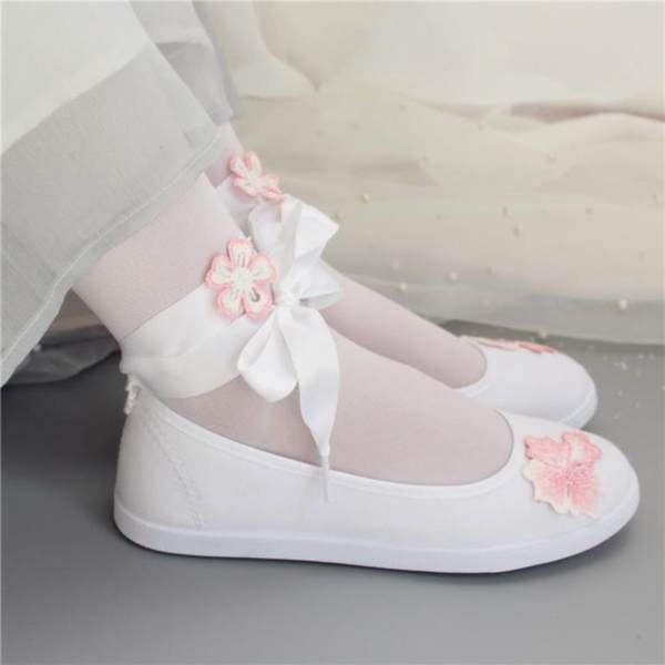 Moderne dječje cipele s vezicama i resicama