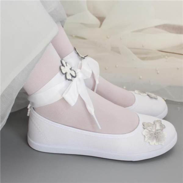 Moderne dječje cipele s vezicama i resicama