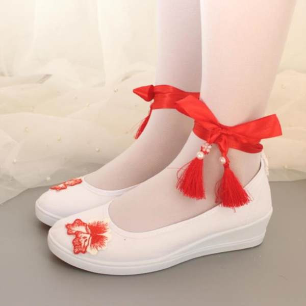 Moderne dječje cipele s vezicama i resicama