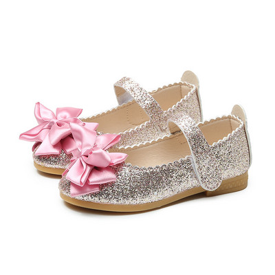 Moodsad takjakinnituse ja paelaga lastejalatsid