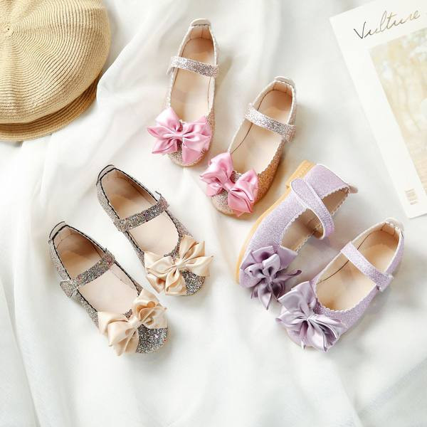 Moodsad takjakinnituse ja paelaga lastejalatsid