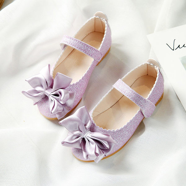 Moodsad takjakinnituse ja paelaga lastejalatsid