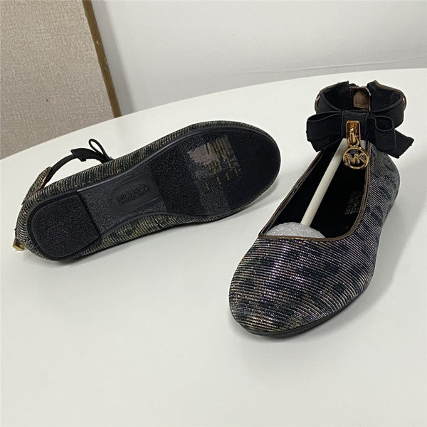 Dječje zatvorene cipele s metalnim elementom i kopčanjem na zip