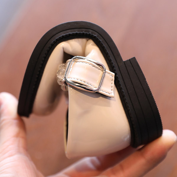 Eleganti lakādas apavi meitenei ar dekorāciju