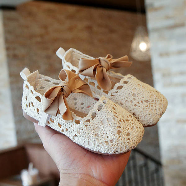 Vabaaja laste hingavad jalanõud mitmes värvitoonis paelaga