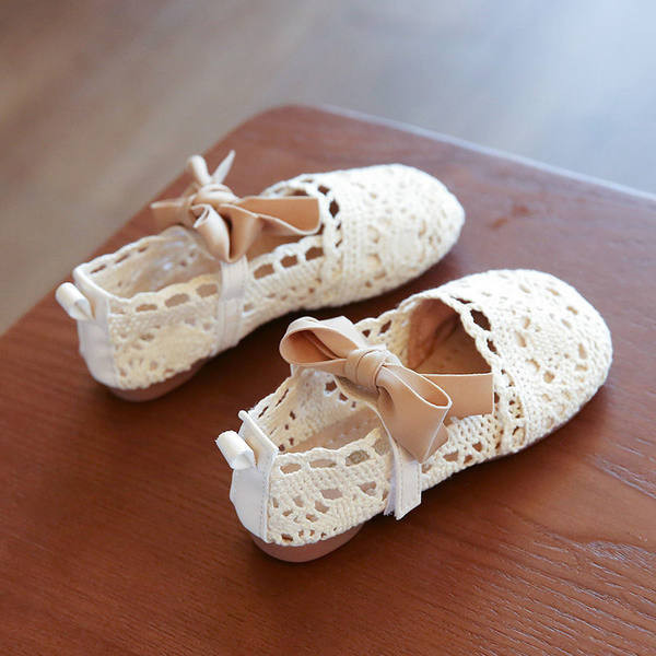 Vabaaja laste hingavad jalanõud mitmes värvitoonis paelaga