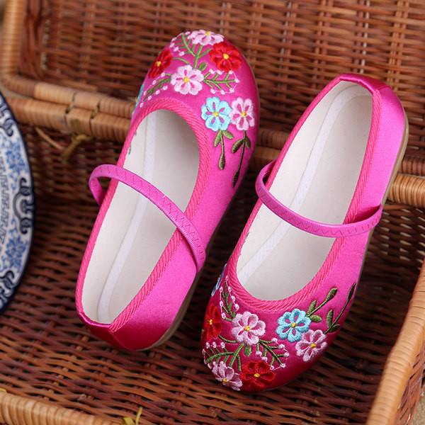 Παιδικά κλειστά παπούτσια με κέντημα