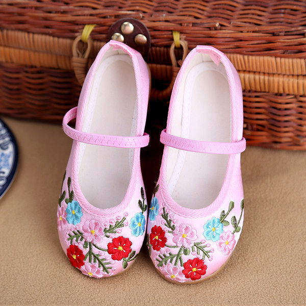 Παιδικά κλειστά παπούτσια με κέντημα