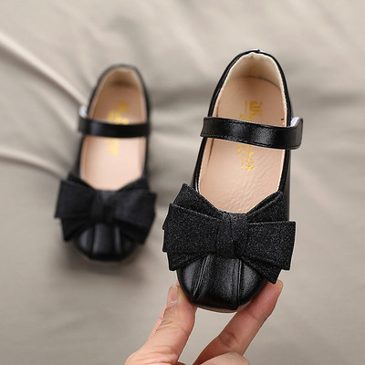 Kaasaegsed lastejalatsid tüüpi paelaga sussid