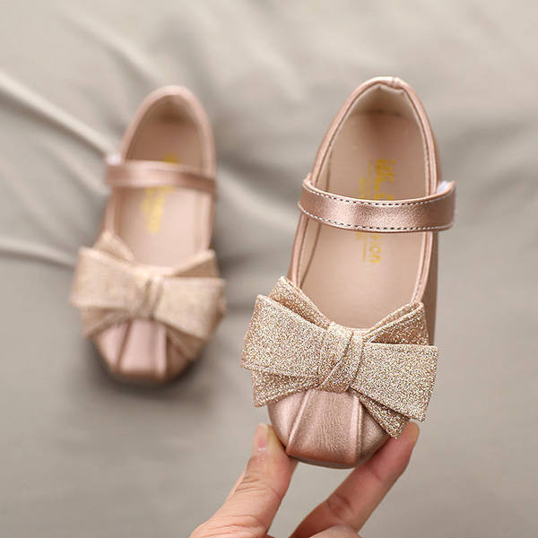 Kaasaegsed lastejalatsid tüüpi paelaga sussid