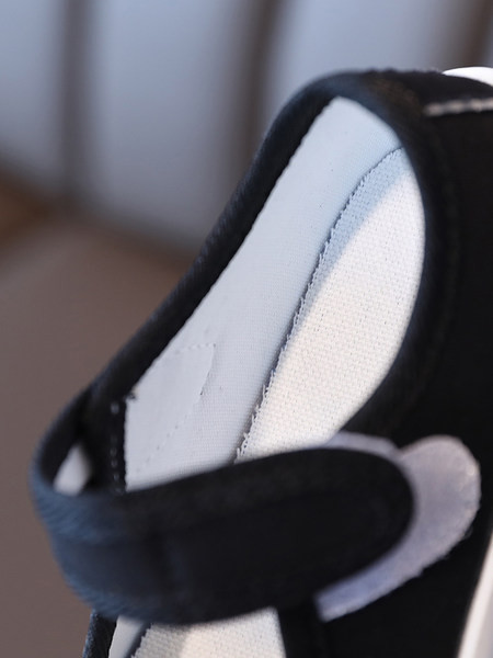 Jauns bērnu ikdienas apavu modelis ar velcro aizdari un plakanu zoli