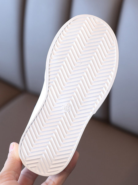 Jauns bērnu ikdienas apavu modelis ar velcro aizdari un plakanu zoli