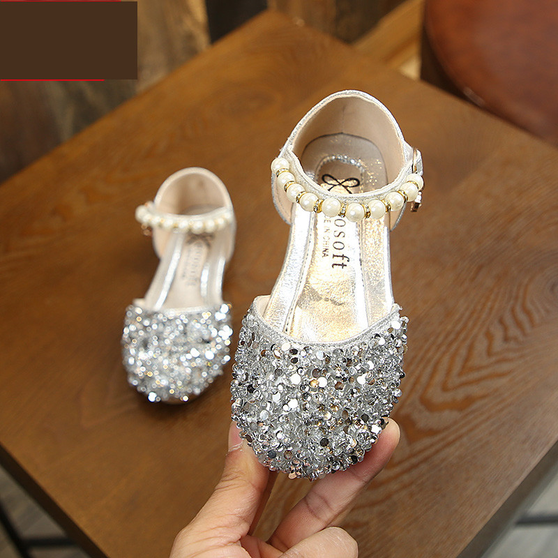 Modernas noapaļotas kurpes ar fliteriem un pērlēm