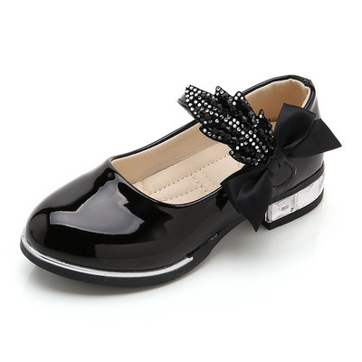 Laste helmeste ja paelaga lakknahast kingad