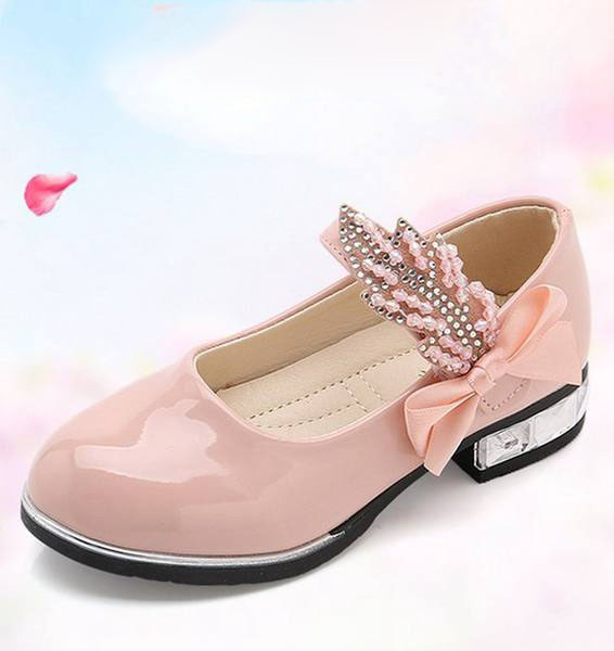 Laste helmeste ja paelaga lakknahast kingad