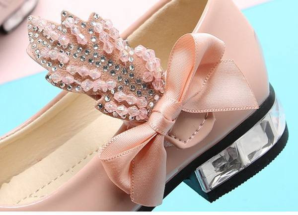 Laste helmeste ja paelaga lakknahast kingad