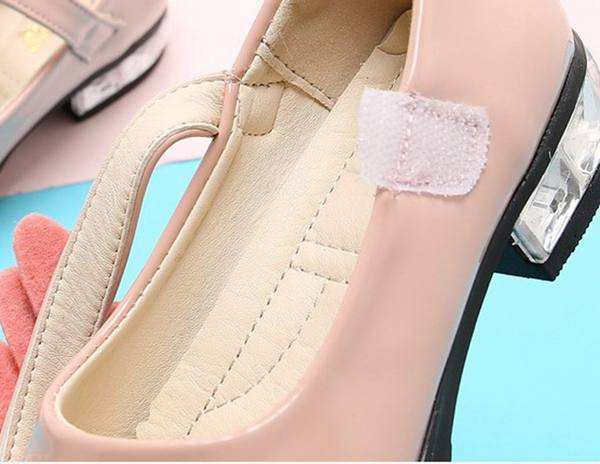 Laste helmeste ja paelaga lakknahast kingad