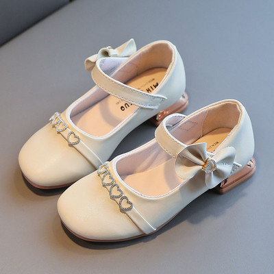 Moodsad laste nahast paelaga kingad