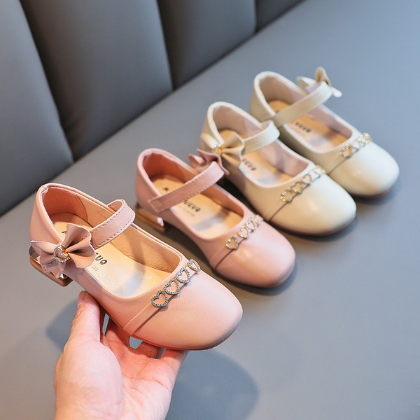 Moodsad laste nahast paelaga kingad